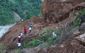 Nhói lòng cảnh học sinh tiểu học phải 'cắt núi' đến trường