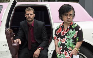 VIDEO Chàng Grey của '50 sắc thái' tái xuất cùng quỷ lùn của 'Trò chơi vương quyền'