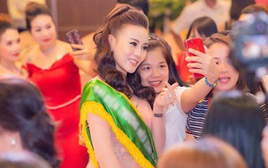 'Quỳnh búp bê' khoe dáng gợi cảm, fan vây kín xin chụp ảnh cùng