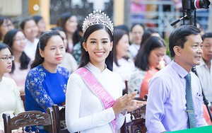 Hoa hậu Trần Tiểu Vy diện áo dài trắng đẹp tinh khôi về thăm trường cũ