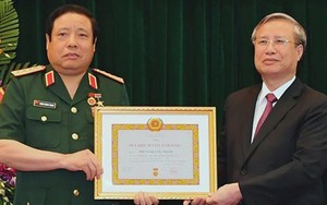 Trao Huy hiệu 50 năm tuổi Đảng tặng Đại tướng Phùng Quang Thanh và Huy hiệu 45 năm tuổi Đảng tặng Đại tướng Ngô Xuân Lịch