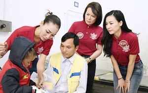 Thí sinh Mrs Vietnam 2018 xúc động khi gặp những bệnh nhi bị tim bẩm sinh
