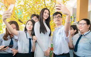 Hoa hậu Trần Tiểu Vy được fan vây kín khi về thăm trường cấp 3