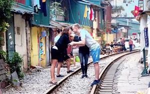 Khách Tây thách thức tử thần với cafe 'xóm đường tàu' Hà Nội