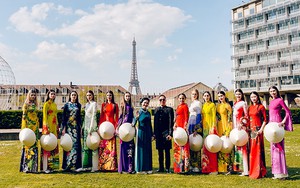 NTK Đỗ Trịnh Hoài Nam khoe bộ sưu tập '12 mùa hoa' và 'tranh Đông Hồ' trên đất Pháp