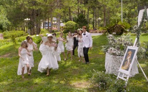 'Mối tình đầu của tôi' tập 60: An Chi quỳ gối cầu hôn Nam Phong và những điểm khác xa bản Hàn