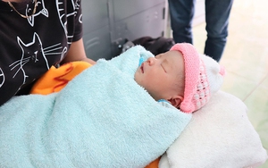 VIDEO: Tìm cha mẹ bé sơ sinh bị bỏ rơi trước cổng chùa