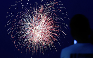 Pháo hoa thắp sáng bầu trời Nhật Bản để cổ vũ tinh thần chống dịch COVID-19