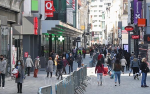 Dịch COVID-19: Nhiều nước ban bố tình trạng khẩn cấp và tái áp đặt lệnh giới nghiêm