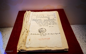 Trao tặng Bảo tàng Hồ Chí Minh hai ấn phẩm tiếng Italia về Chủ tịch Hồ Chí Minh