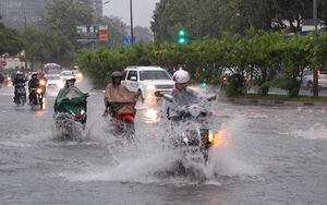 Trung Bộ và Nam Bộ mưa dông, cảnh báo gió mạnh và sóng lớn trên biển