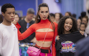 Siêu mẫu Hà Anh diện trang phục táo bạo, trổ tài catwalk khiến người mẫu trẻ trầm trồ