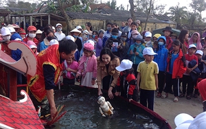 '12 con giáp': Hoa hậu Đỗ Hà trải nghiệm múa rối nước cùng nghệ sĩ Phan Thanh Liêm