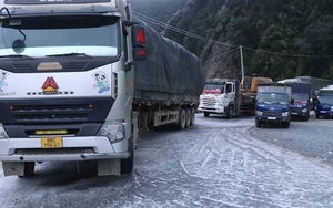 Mặt đường đóng băng gây nguy hiểm cho phương tiện tham gia giao thông