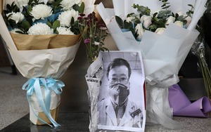 Người dân Vũ Hán tưởng nhớ bác sĩ đầu tiên cảnh báo đại dịch Covid-19 Lý Văn Lượng