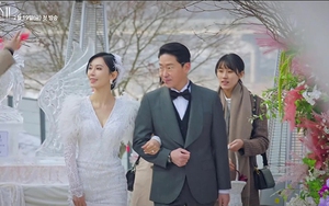 'Penthouse: Cuộc chiến thượng lưu': Dan Tae quỳ gối cầu hôn, Seo Jin thành chủ penthouse