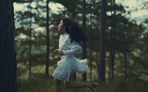 Phùng Khánh Linh ra mắt MV 'Chỉ buồn hôm nay' và 'bật mí' loạt dự án mới