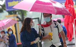 Ảnh hưởng bão số 2, thí sinh Hà Nội đội mưa đi vào lớp 10