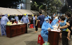 Dịch Covid-19: Các công nhân xô đổ rào chắn bỏ chạy đã quay lại xét nghiệm