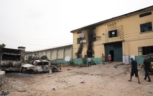 Tấn công nhà tù ở Nigeria bằng vũ khí hạng nặng, hơn 800 tù nhân trốn thoát