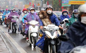 Hình ảnh: Người dân đội mưa ùn ùn trở lại Thủ đô sau kỳ nghỉ Tết