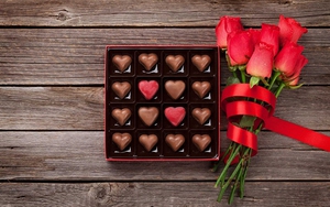 Valentine 14/2: Vì sao các cặp đôi tặng nhau hoa hồng và chocolate?