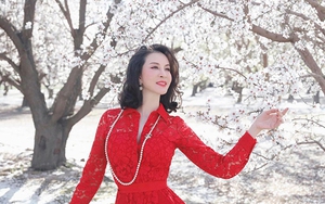 MC Thanh Mai khoe nhan sắc diễm lệ giữa vườn hoa hạnh nhân ở trời Tây