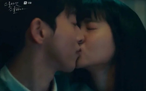 Lý do fan chỉ trích dữ dội nụ hôn đầu của cặp đôi phim 'Tuổi 25, tuổi 21'