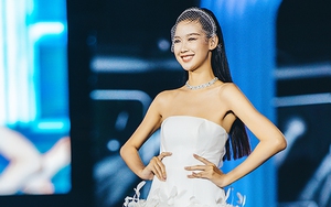 Người đẹp cao 1m85 Lê Nguyễn Bảo Ngọc gặp sự cố váy áo trong đêm diễn thời trang