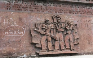 Hà Nội: Yêu cầu bảo vệ nguyên trạng bức phù điêu đắp nổi hình ảnh dân quân tự vệ bảo vệ Thủ đô tại 61 Trần Phú