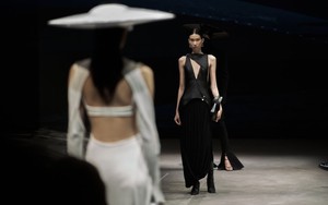 Điều ẩn chứa sau show thời trang 5 tỷ đồng 'Inflowing' của NTK Cường Đàm