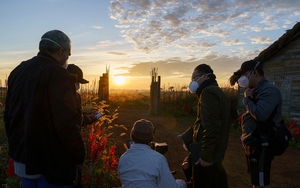 Bối cảnh choáng ngợp trong phim triệu đô 'Trại Hoa Đỏ' của Victor Vũ