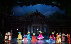 Nhiều nghệ sĩ Kpop biểu diễn trong 'Những cánh hoa bay' trên phố đi bộ Trịnh Công Sơn