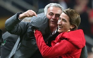 CHÙM ẢNH: Mourinho ăn mừng như đứa trẻ với con trai sau khi Man United vô địch Europa League