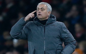 Mourinho: 'Chỉ cần một chút gió thôi cầu thủ Man City cũng ngã nhào xuống sân'
