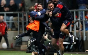 Cậu bé nhặt bóng của Bristol BỖNG DƯNG nổi tiếng sau chiến thắng trước M.U