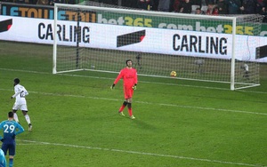 Arsene Wenger nổi đóa với hàng thủ Arsenal sau trận thua Swansea