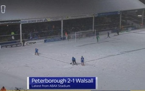 Tuyết phủ kín như Chung kết U23 châu Á, cầu thủ Anh vào sân cào tuyết