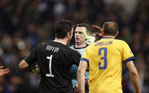 Gianluigi Buffon: 'Tôi sẵn sàng lặp lại điều đã nói với trọng tài Michael Oliver'