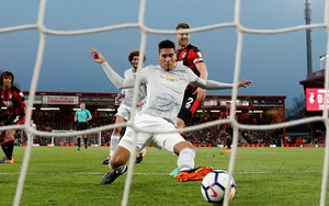 Fan M.U phát cuồng khi Smalling ghi bàn nhiều hơn cả Morata