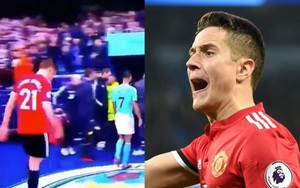 Ander Herrera gây sốc khi nhổ nước bọt vào huy hiệu của Man City ở trận derby Manchester