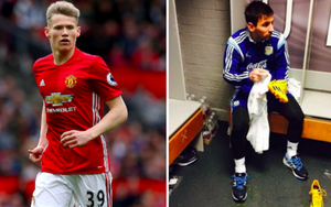 Vì sao M.U treo ảnh Messi lau giày trong phòng thay đồ của đội trẻ?