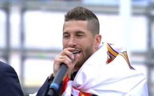 Sergio Ramos 'đá xoáy' Atletico Madrid khi ăn mừng chức vô địch Champions League