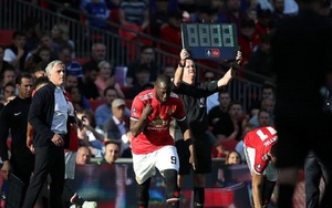 Mourinho nổi giận với Lukaku và Fellaini sau Chung kết FA Cup