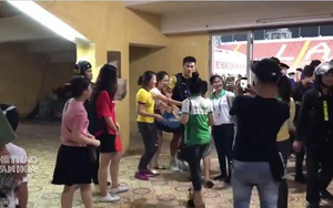 Bị CĐV Hải Phòng quây kín, thủ môn Bùi Tiến Dũng vất vả chạy trốn