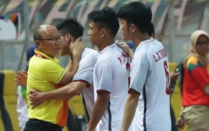 Báo Hàn phát sốt vì hành động chăm sóc học trò của HLV Park Hang Seo