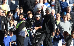 M.U: Mourinho lại giơ 3 ngón tay lên sau khi bị CĐV Chelsea la ó