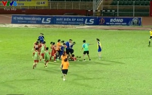 VIDEO: Cầu thủ nữ TP.HCM I và Than KS lao vào đánh nhau tập thể ở sân Thống Nhất