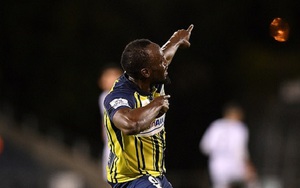 Usain Bolt sút chân trái cực hay, lập cú đúp đầu tiên trong sự nghiệp cầu thủ