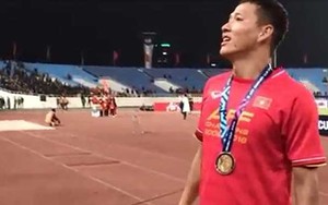 XÚC ĐỘNG: Anh Đức dáo dác tìm mẹ sau khi vô địch AFF Cup 2018